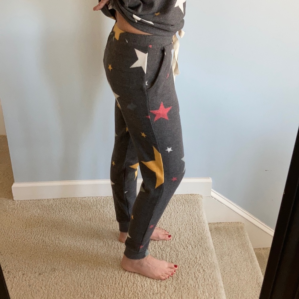 Size MEDIUM Left Star Print Lounge Set - Picture 7 of 8